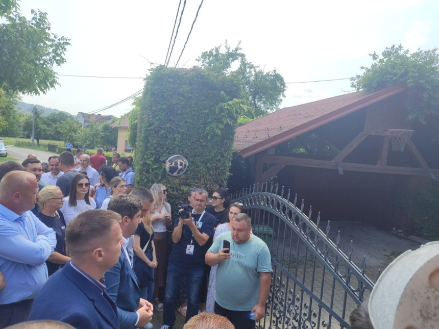 Građani ispred kuće Miličevića protestuju zbog hapšenja