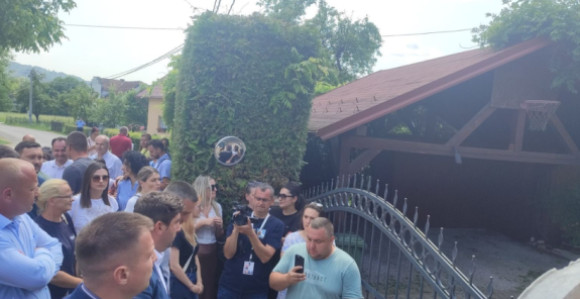 Građani ispred kuće Miličevića protestuju zbog hapšenja