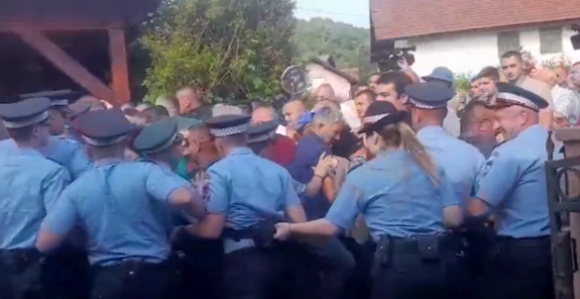 Građani probili kordon policije u dvorištu Miličevića (VIDEO)