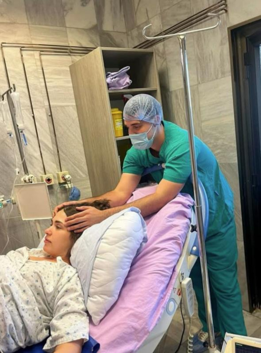 Певач Алекса Перовић присуствовао порођају супруге