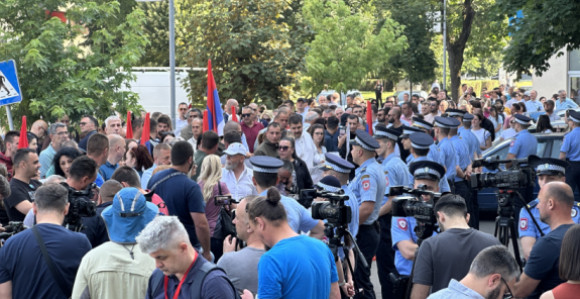 Велики број грађана и полиције око Окружног Суда у БЛ