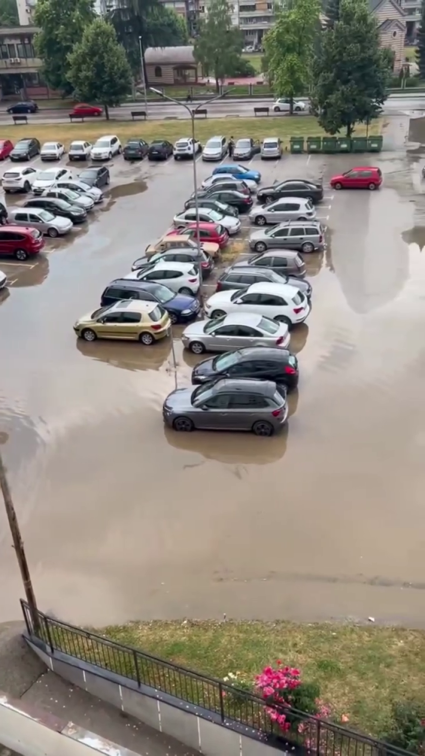 Jako nevrijeme pogodilo Srbiju, ulice pod vodom (VIDEO)