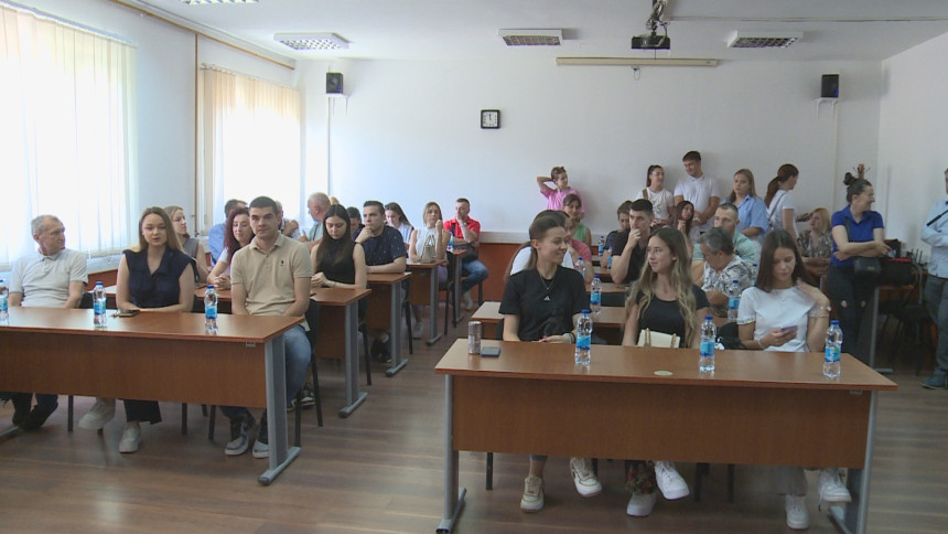 Стипендирање 65 успјешних студената у Источној Илиџи