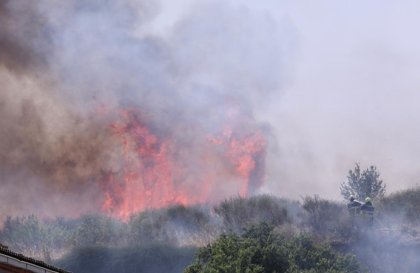 Ugašen požar u Splitu, gorelo oko dva hektara trave