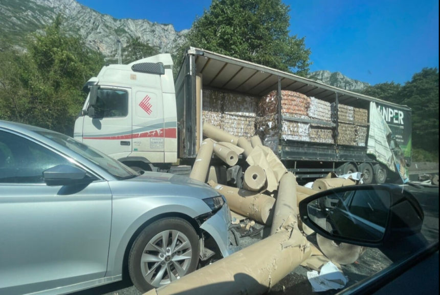 Jablanica: Iz kamiona ispao teret, otežan saobraćaj
