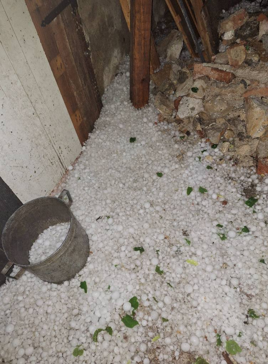 Jako nevrijeme u Sloveniji: Oštećeni krovovi i vozila