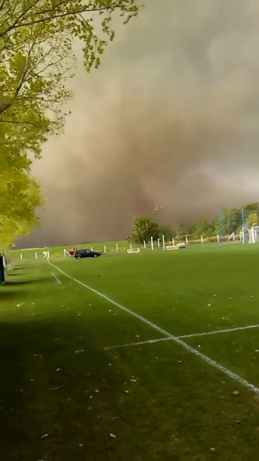 Снажан торнадо погодио село у близини Руме (ВИДЕО)