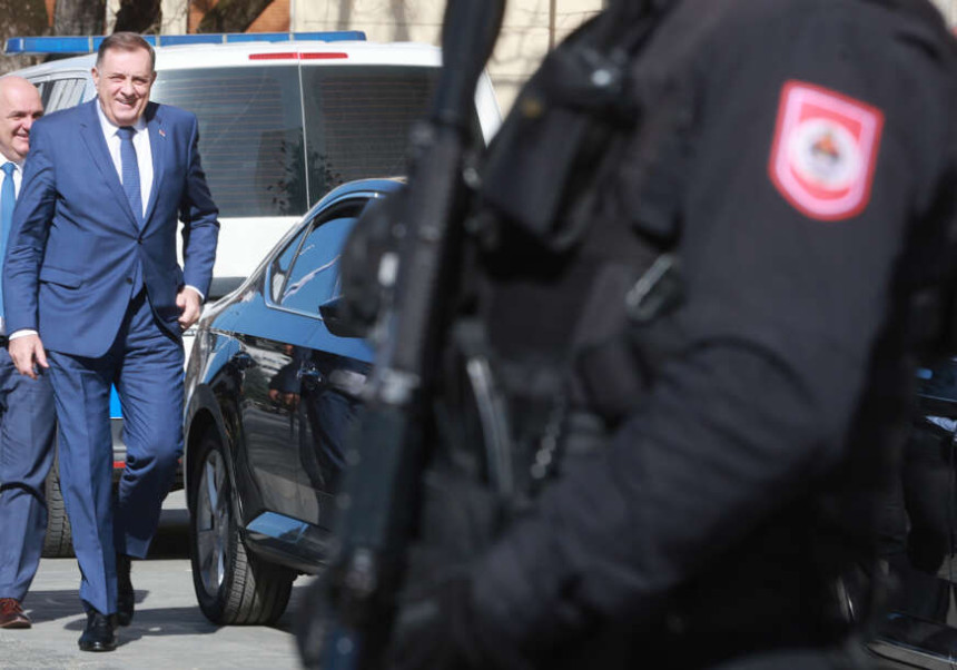 Додик отпустио 100 полицајаца, не треба више да га чувају