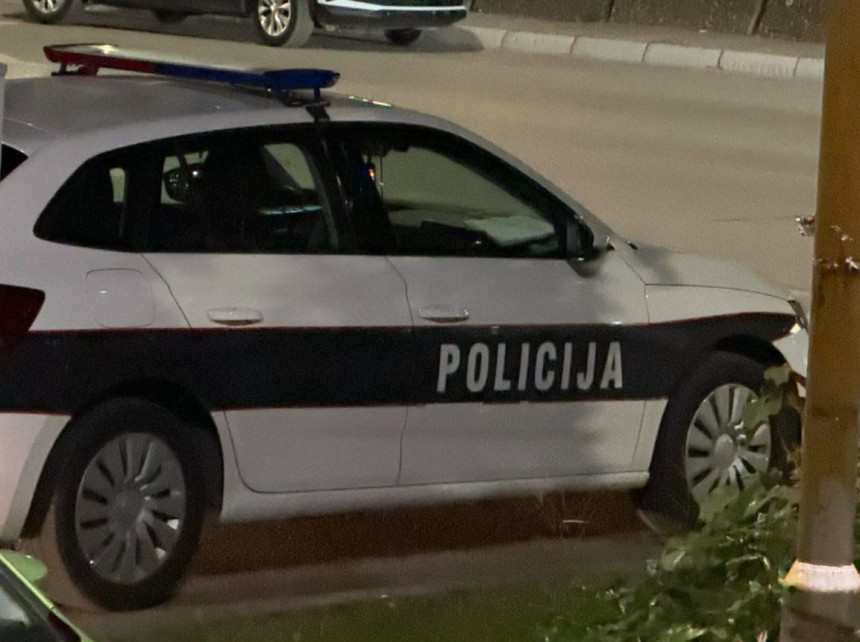 Стравична несрећа у Лукавцу: Аутомобил ударио три пјешака