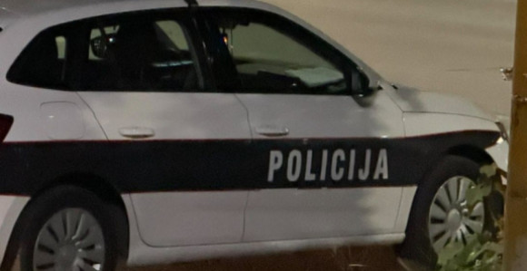 Стравична несрећа у Лукавцу: Аутомобил ударио три пјешака