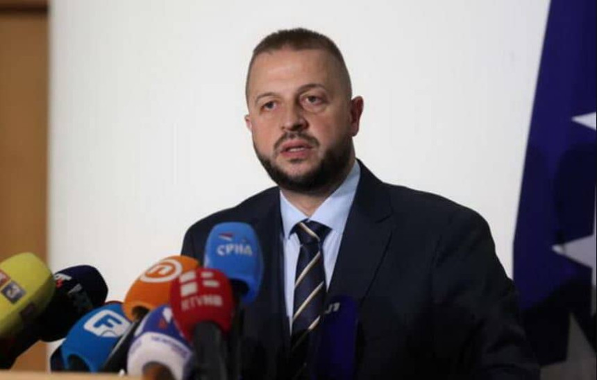 Човић са Томпсоном гура прст у око српском народу