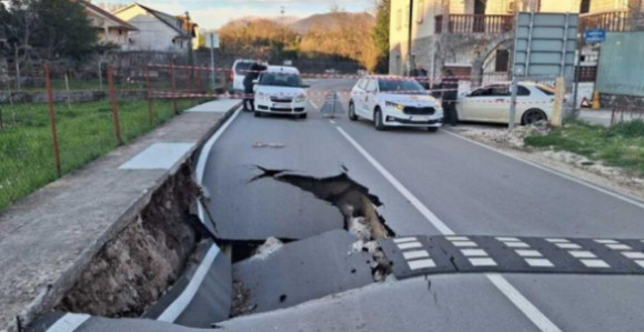 Urušio se dio puta kod Tivta, potpuna blokada saobraćaja