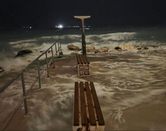 Nevrijeme poharalo Dalmaciju: More potopilo rive (VIDEO)