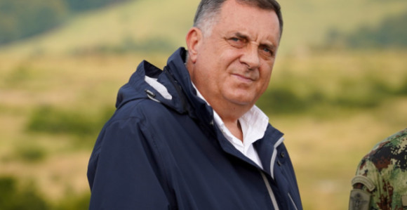 Iako nije nadležan ni ustavan, ovaj čovjek se u sve miješa?!