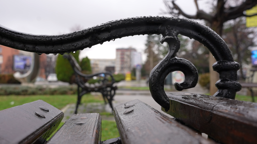 Претежно облачно, ујутро и увече са слабом падавинама