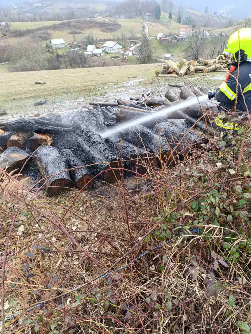 Несвакидашњи пожар код Бањалуке: Горјела дрва