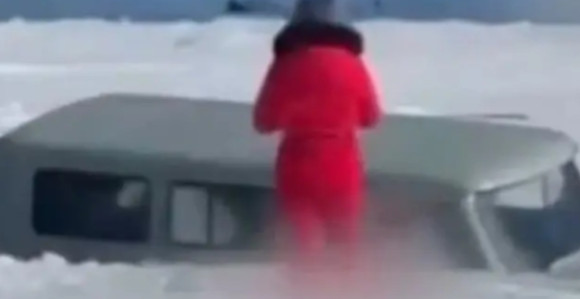 Аутобус пропао кроз лед у најдубље језеро: Има жртава