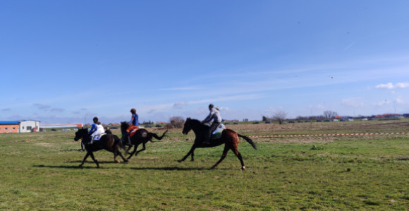 Одржане хуманитарне коњичке трке у Бијељини