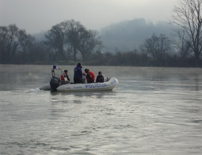 Преврнуо се чамац на Уни, мушкарац страдао, потрага траје