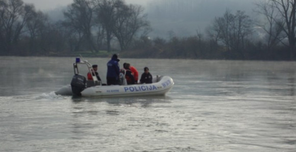 Преврнуо се чамац на Уни, мушкарац страдао, потрага траје