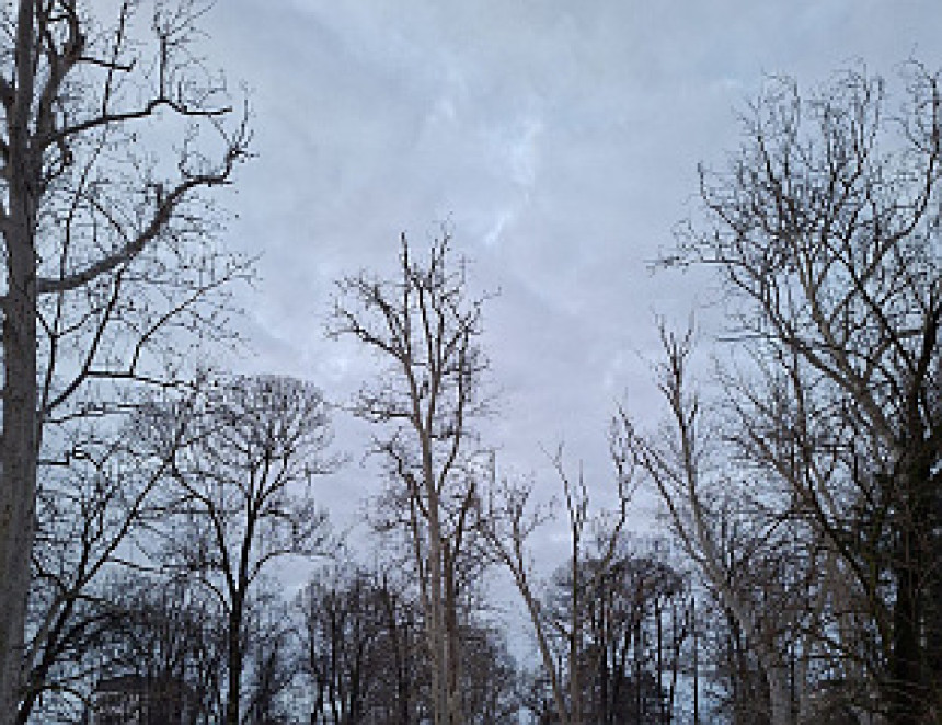 Pretežno oblačno i svježije vrijeme uz slabu kišu