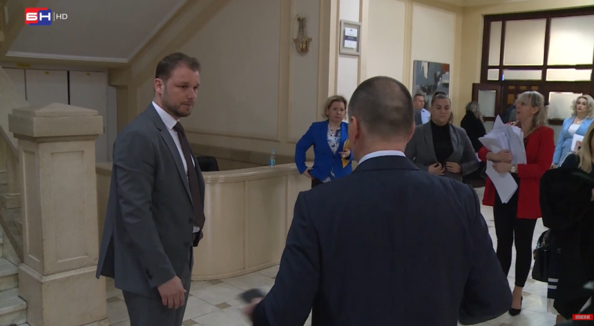 Ево ко блокира град: Одборници сједе по кафанама (ВИДЕО)