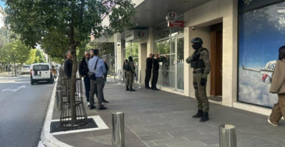 Policija opkolila zgradu u kojoj živi brat Mila Đukanovića