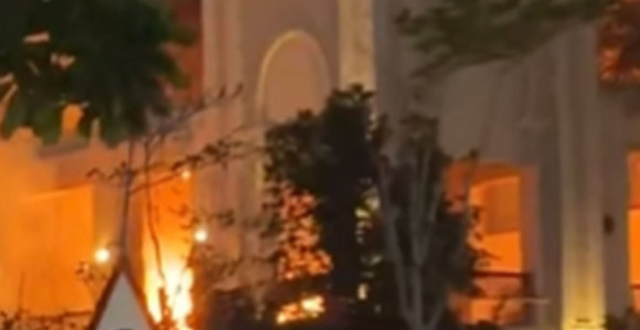 Нови напад на Дубаи, гори луксузан хотел (видео)