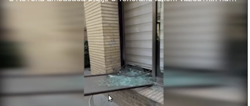 Оштећена амбасада Србије у током напада (ВИДЕО)