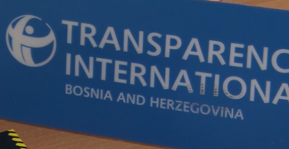 Странке мало шансе дају младим и женама у политици