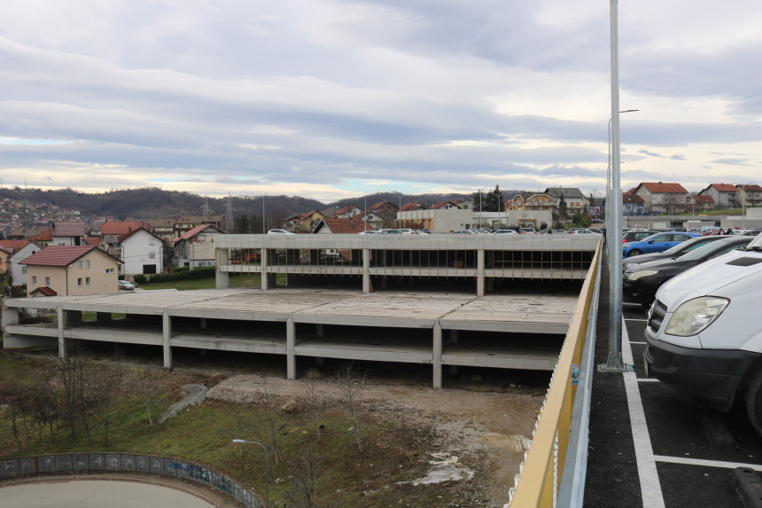 Garaža UKC-a čeka rasplet spora od 16 miliona KM