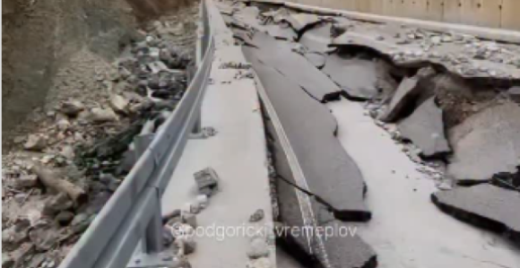 Nerealne scene iz Crne Gore: Rijeka odnijela put (VIDEO)