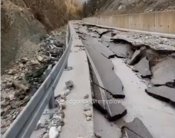 Nerealne scene iz Crne Gore: Rijeka odnijela put (VIDEO)