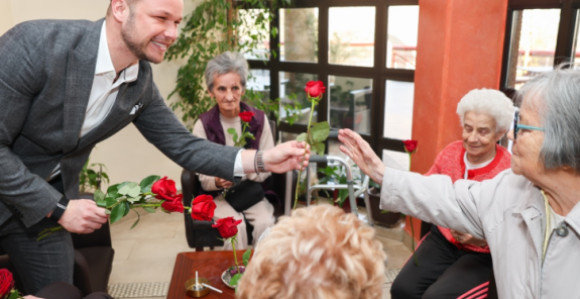 Градоначелник са дамама које бораве у Дому пензионера