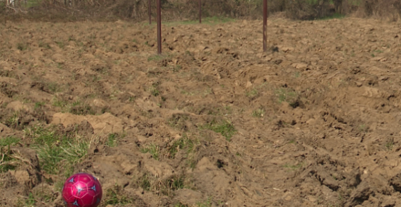 Предсједник МЗ преорао сеоско игралиште у Угљевику   