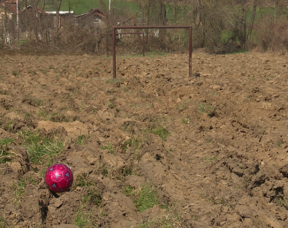 Predsjednik MZ preorao seosko igralište u Ugljeviku   