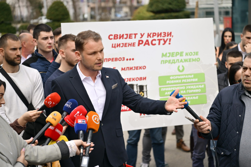 Станивуковић на пресу испред Владе, непланирано упао Минић (ВИДЕО)