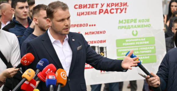 Станивуковић на пресу испред Владе, непланирано упао Минић (ВИДЕО)