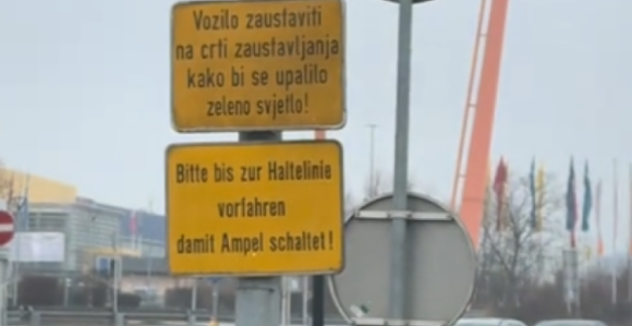 U Gracu saobraćajni znak na srpskom jeziku (VIDEO)