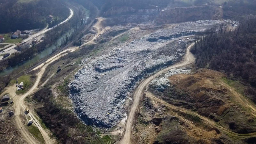 Милиони утрошени у депонију, грађани се гуше у смраду