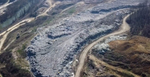 Милиони утрошени у депонију, грађани се гуше у смраду