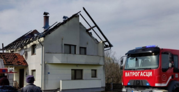 Пожар у двије породичне куће у Бијељини