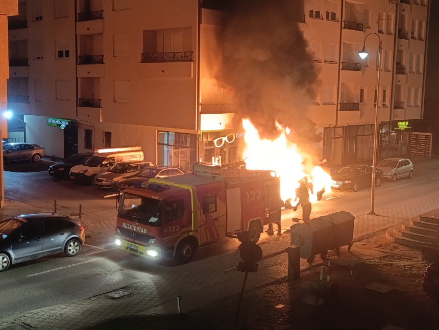 Eksplozija u Bijeljini, požar zahvatio tri automobila