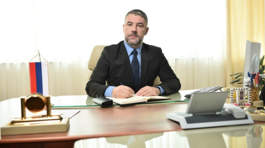 Шеранић манипулише и обмањује јавност о платама у здравству