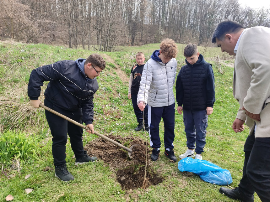 Lopare: Sadnja drveća kod škola i najavljeno čišćenje Janje