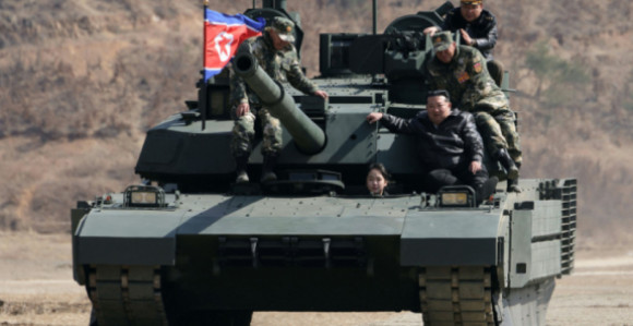Ћерка Ким Џонг Уна возила тенк током војне вјежбе