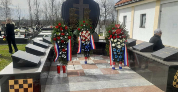U Modranu kod Dervente ipak obilježena godišnjica formiranja brigade HVO, srpski borci u znak protesta prošli pored groblja (VIDEO)