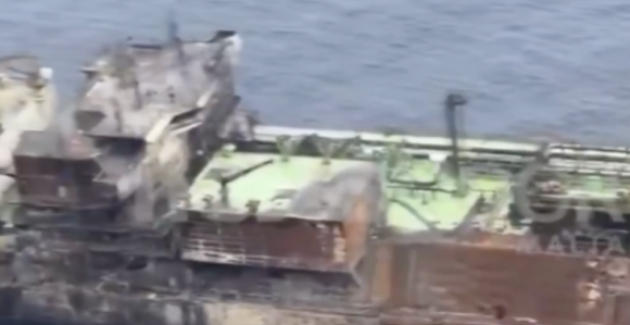 Оштећени руски танкер плута Сицилијанским мореузом