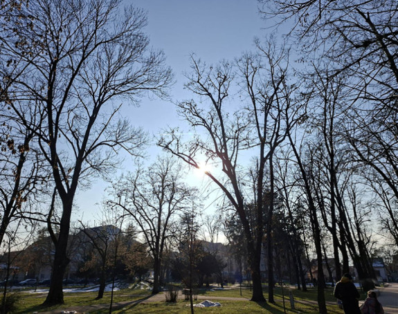 Pretežno oblačno i svježije, uz kraće sunčane periode