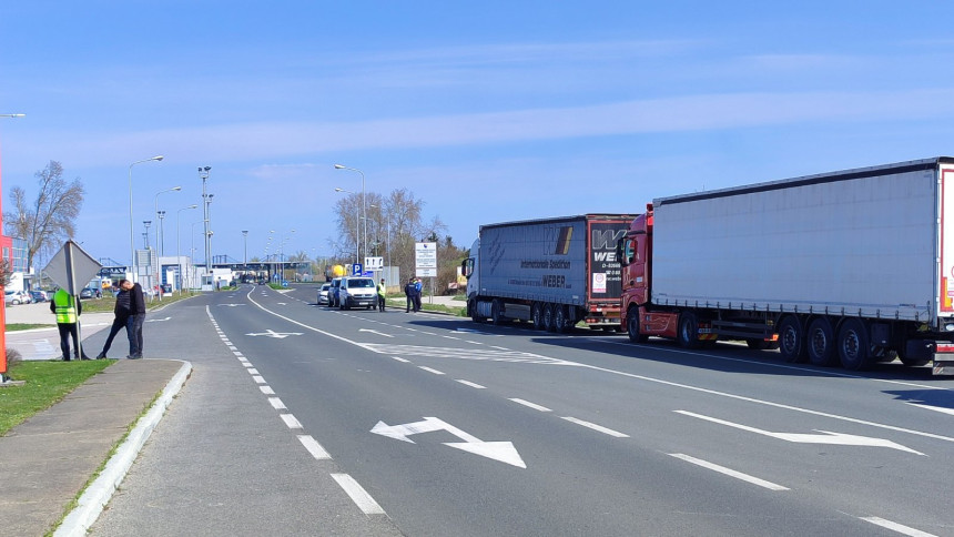 Prevoznici još pristižu na granične prelaze: Neki su blokirani, na drugima policija ne dozvoljava prilaz i blokadu prelaza (VIDEO)